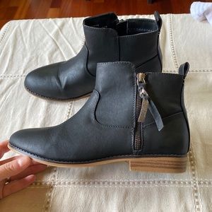 Cat and Jack Women’s black ankle booties. Size 8.5.